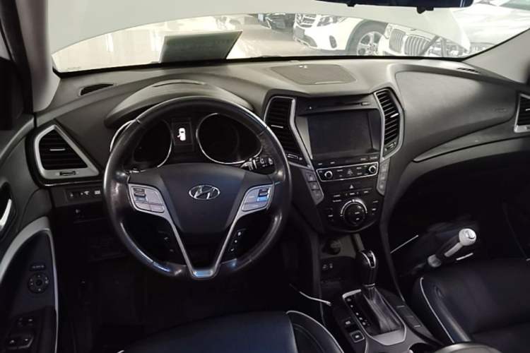 Used Hyundai Santa Fe 2017 2.0T Automatic All-Wheel Drive Smart 7-Seater Center Console