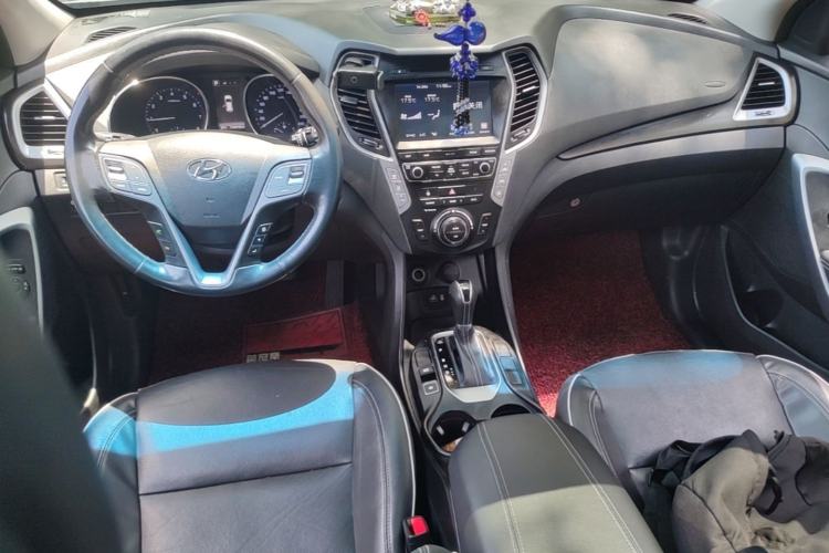 Used Hyundai Santa Fe 2017 2.0T Automatic Two-Wheel Drive Smart Version 7 Seats Center Console
