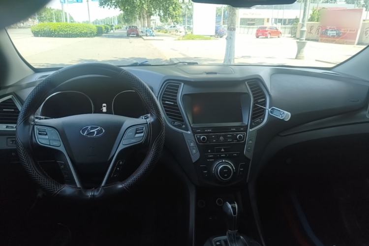 Used Hyundai Santa Fe 2017 2.4L Automatic Two-Wheel Drive Smart Version 5 Seats Center Console