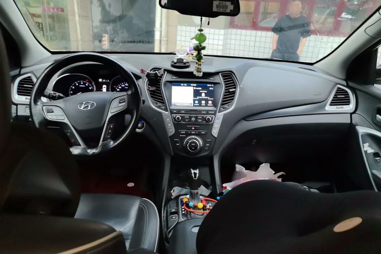 Used Hyundai Santa Fe 2017 2.0T Automatic All-Wheel Drive Smart 7-Seater Center Console
