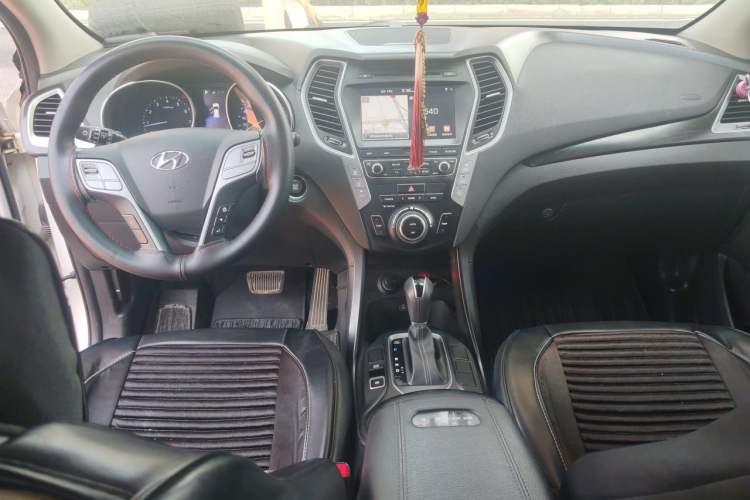 Used Hyundai Santa Fe 2017 2.0T Automatic All-Wheel Drive Smart 7-Seater Center Console