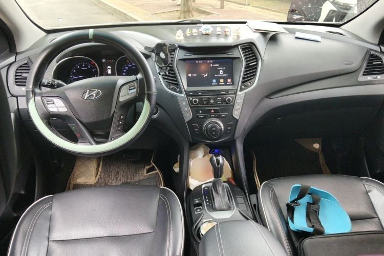 Used Hyundai Santa Fe 2017 2.0T Automatic Two-Wheel Drive Smart Version 7 Seats Center Console