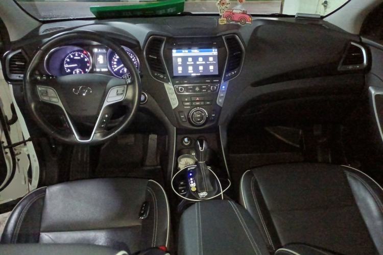 Used Hyundai Santa Fe 2017 2.0T Automatic Two-Wheel Drive Smart Version 7 Seats Center Console