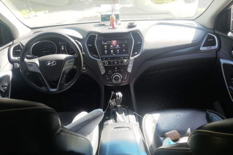 Used Hyundai Santa Fe 2017 2.0T Automatic All-Wheel Drive Smart 7-Seater Center Console