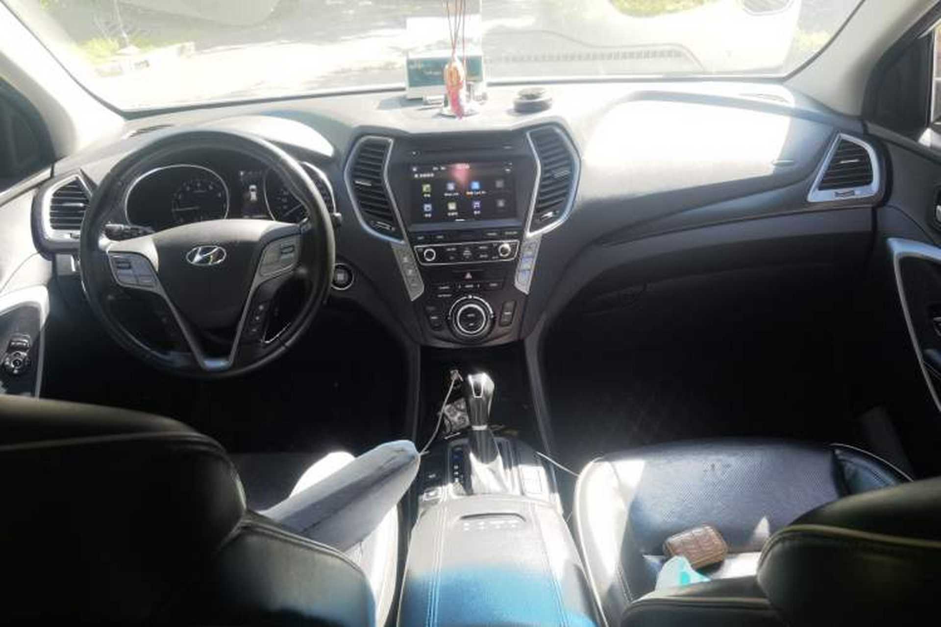 Used Hyundai Santa Fe 2017 2.0T Automatic All-Wheel Drive Smart 7-Seater Center Console