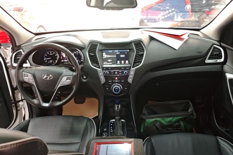 Used Hyundai Santa Fe 2017 2.0T Automatic All-Wheel Drive Smart 7-Seater Center Console