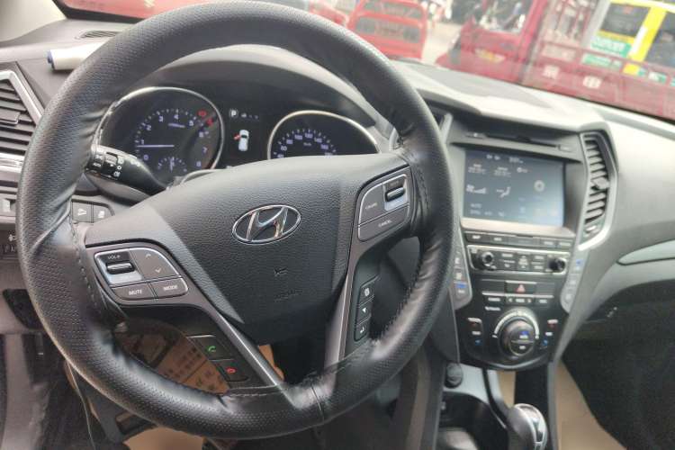 Used Hyundai Santa Fe 2017 2.0T Automatic All-Wheel Drive Smart 7-Seater Center Console