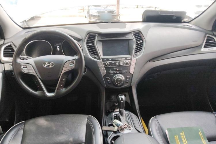 Used Hyundai Santa Fe 2017 2.0T Automatic Two-Wheel Drive Smart Version 7 Seats Center Console