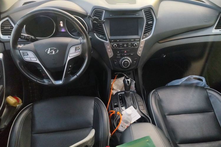 Used Hyundai Santa Fe 2017 2.0T Automatic Two-Wheel Drive Smart Version 7 Seats Center Console