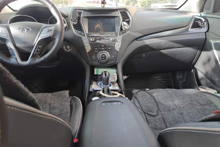 Used Hyundai Santa Fe 2017 2.0T Automatic All-Wheel Drive Smart 7-Seater Center Console