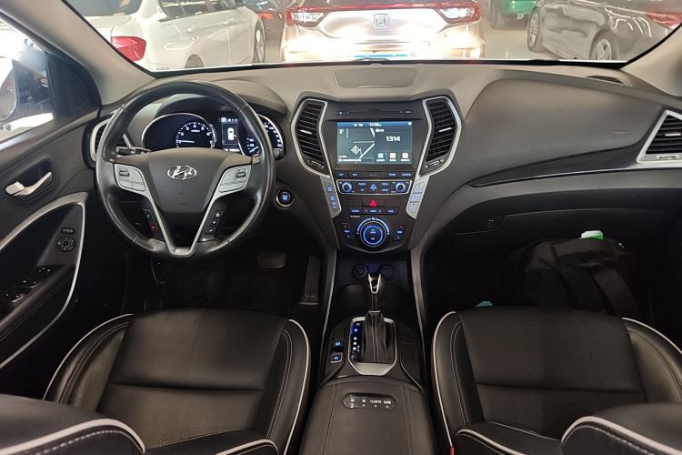 Used Hyundai Santa Fe 2017 2.0T Automatic All-Wheel Drive Smart 7-Seater Center Console