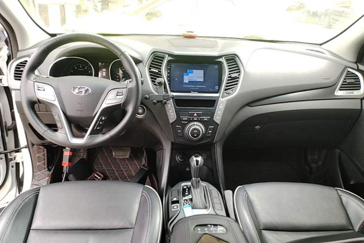 Used Hyundai Santa Fe 2017 2.0T Automatic All-Wheel Drive Smart 7-Seater Center Console