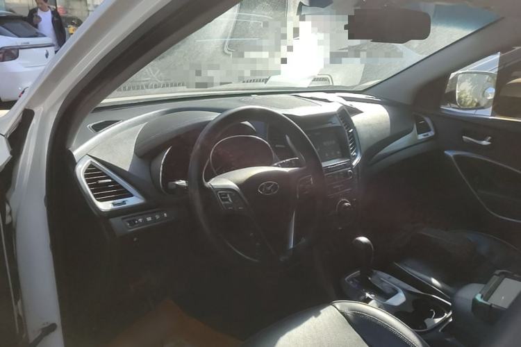 Used Hyundai Santa Fe 2017 2.0T Automatic Two-Wheel Drive Smart Version 7 Seats Center Console