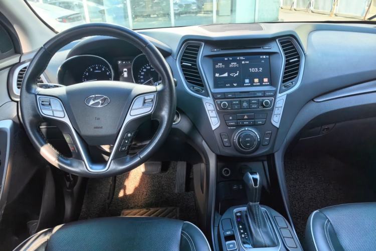 Used Hyundai Santa Fe 2017 2.0T Automatic Two-Wheel Drive Smart Version 7 Seats Center Console