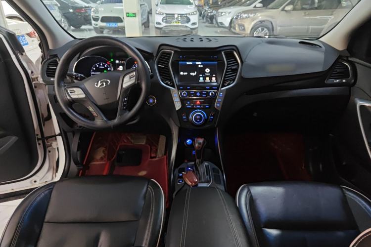 Used Hyundai Santa Fe 2017 2.0T Automatic Two-Wheel Drive Smart Version 7 Seats Center Console