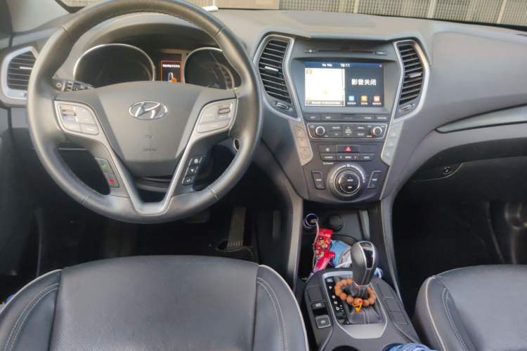 Used Hyundai Santa Fe 2017 2.0T Automatic Two-Wheel Drive Smart Version 7 Seats Center Console