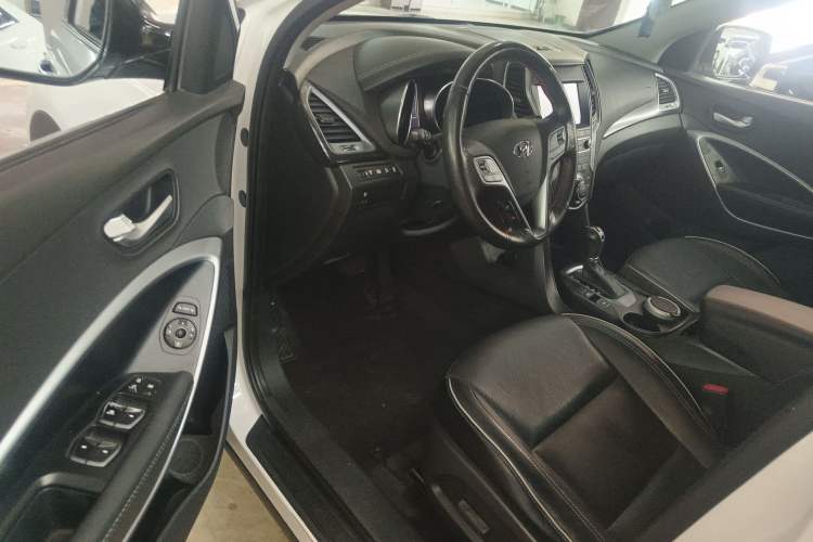 Used Hyundai Santa Fe 2017 2.4L Automatic Two-Wheel Drive Smart Version 5 Seats Driver Seat