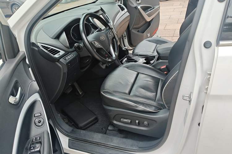 Used Hyundai Santa Fe 2017 2.4L Automatic Two-Wheel Drive Smart Version 5 Seats Driver Seat