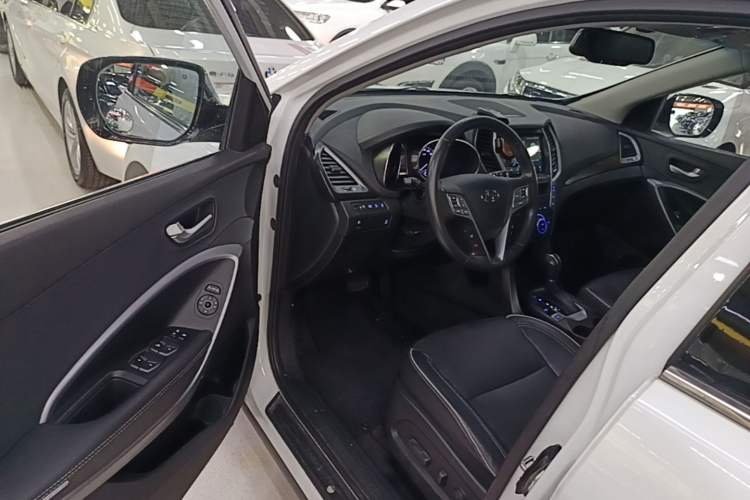 Used Hyundai Santa Fe 2017 2.0T Automatic All-Wheel Drive Smart 7-Seater Driver Seat