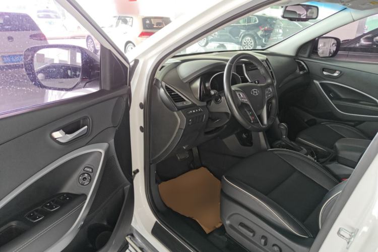 Used Hyundai Santa Fe 2017 2.0T Automatic Two-Wheel Drive Smart Version 7 Seats Driver Seat