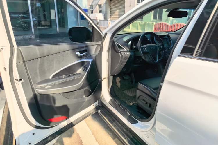 Used Hyundai Santa Fe 2017 2.0T Automatic Two-Wheel Drive Smart Version 7 Seats Driver Seat