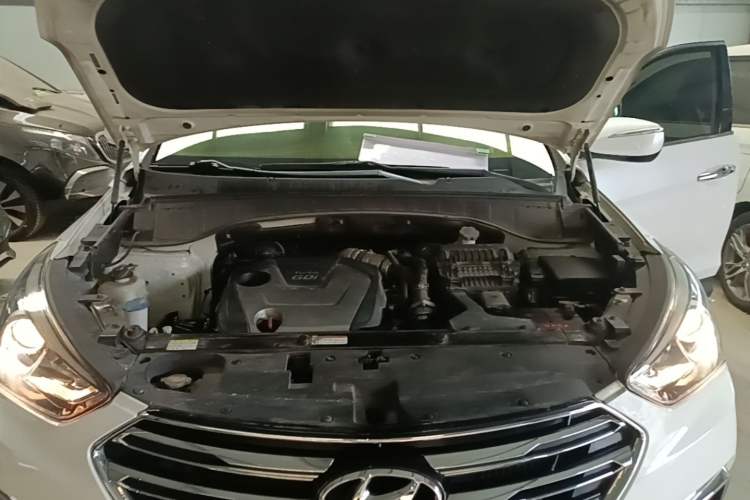 Used Hyundai Santa Fe 2017 2.0T Automatic All-Wheel Drive Smart 7-Seater Engine Bay