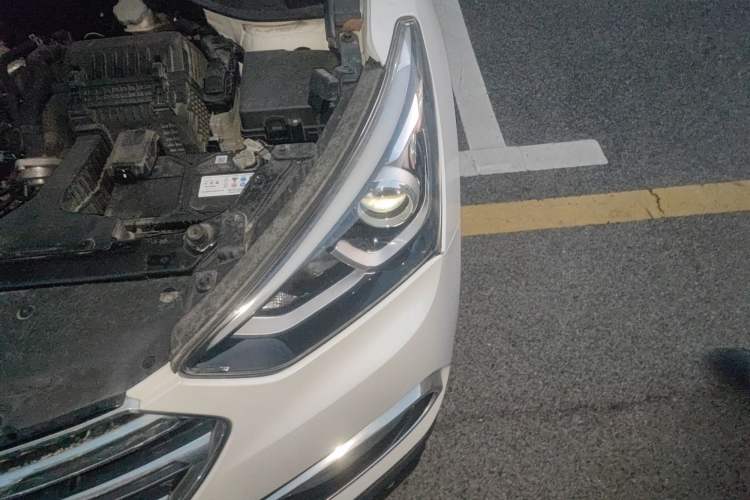 Used Hyundai Santa Fe 2017 2.0T Automatic All-Wheel Drive Smart 7-Seater Engine Bay Left