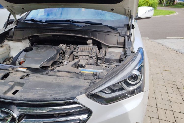 Used Hyundai Santa Fe 2017 2.0T Automatic All-Wheel Drive Smart 7-Seater Engine Bay Left