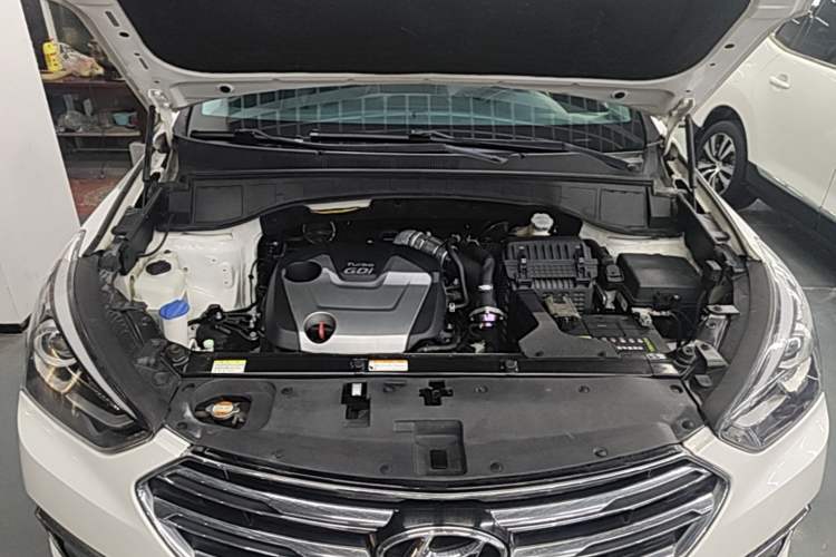 Used Hyundai Santa Fe 2017 2.0T Automatic Two-Wheel Drive Smart Version 7 Seats Engine Bay
