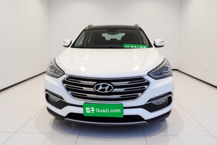 Used Hyundai Santa Fe 2017 2.0T Automatic Two-Wheel Drive Smart Version 7 Seats Exterior 1