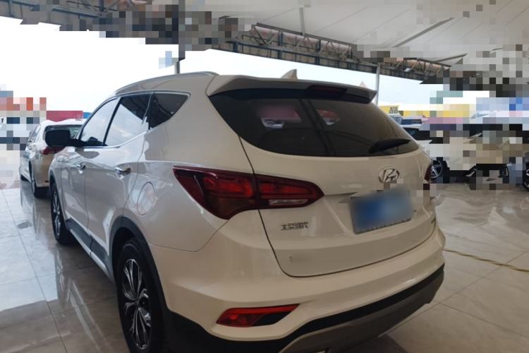 Used Hyundai Santa Fe 2017 2.0T Automatic All-Wheel Drive Smart 7-Seater Exterior 2