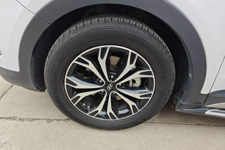 Used Hyundai Santa Fe 2017 2.0T Automatic All-Wheel Drive Smart 7-Seater Exterior 2