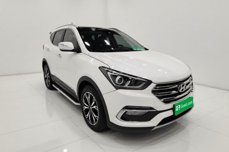 Used Hyundai Santa Fe 2017 2.0T Automatic Two-Wheel Drive Smart Version 7 Seats Exterior 2