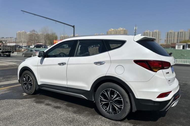 Used Hyundai Santa Fe 2017 2.0T Automatic All-Wheel Drive Smart 7-Seater Exterior 2