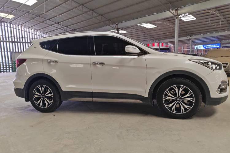 Used Hyundai Santa Fe 2017 2.0T Automatic Two-Wheel Drive Smart Version 7 Seats Exterior 2