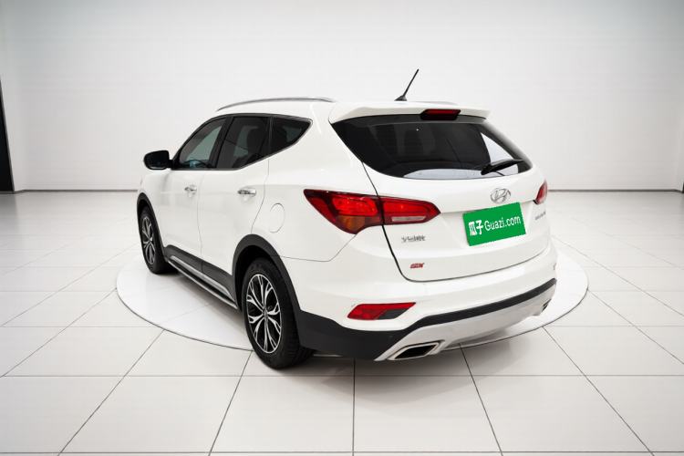 Used Hyundai Santa Fe 2017 2.4L Automatic Two-Wheel Drive Smart Version 5 Seats Exterior 2