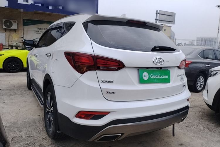 Used Hyundai Santa Fe 2017 2.0T Automatic All-Wheel Drive Smart 7-Seater Exterior 2