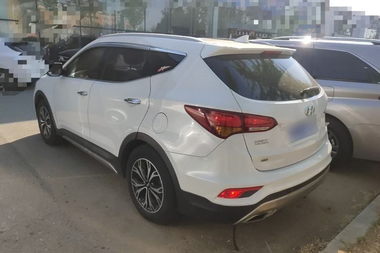 Used Hyundai Santa Fe 2017 2.0T Automatic Two-Wheel Drive Smart Version 7 Seats Exterior 2