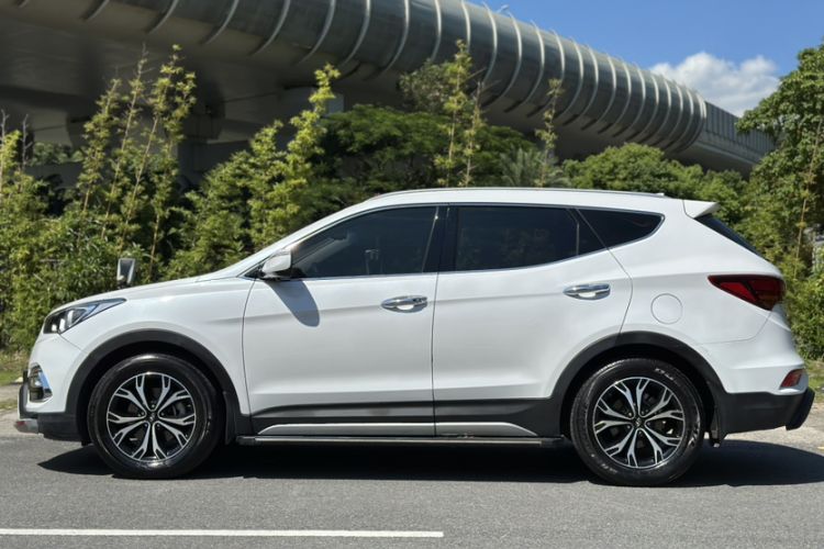 Used Hyundai Santa Fe 2017 2.0T Automatic All-Wheel Drive Smart 7-Seater Exterior 2