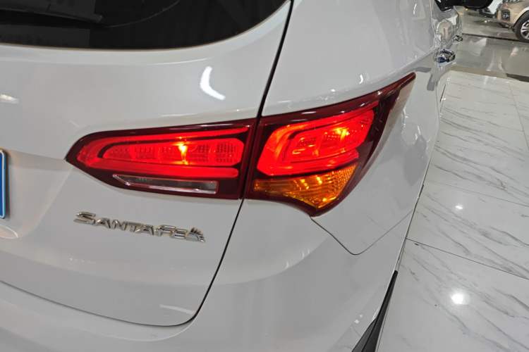Used Hyundai Santa Fe 2017 2.0T Automatic Two-Wheel Drive Smart Version 7 Seats Exterior 2