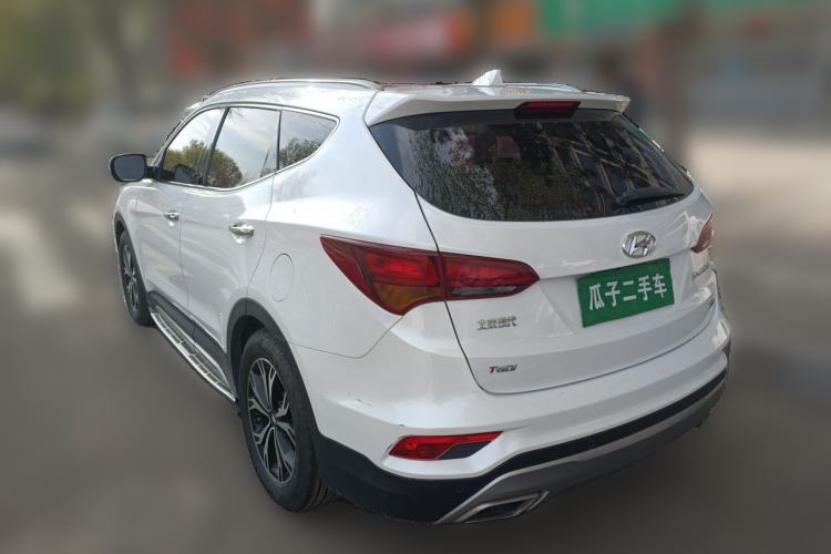 Used Hyundai Santa Fe 2017 2.0T Automatic All-Wheel Drive Smart 7-Seater Exterior 3
