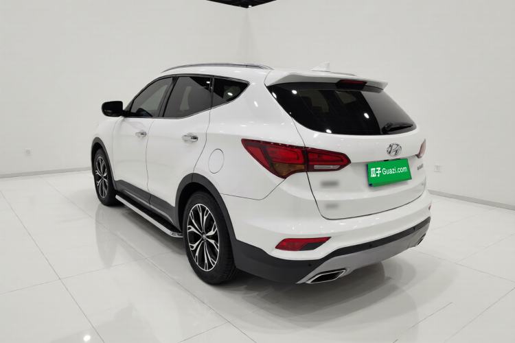 Used Hyundai Santa Fe 2017 2.0T Automatic Two-Wheel Drive Smart Version 7 Seats Exterior 3