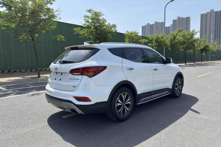 Used Hyundai Santa Fe 2017 2.0T Automatic All-Wheel Drive Smart 7-Seater Exterior 3