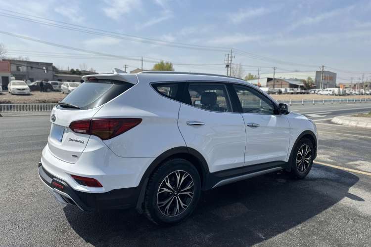 Used Hyundai Santa Fe 2017 2.0T Automatic All-Wheel Drive Smart 7-Seater Exterior 3