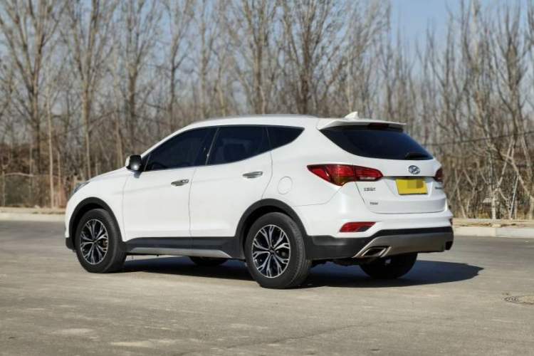 Used Hyundai Santa Fe 2017 2.0T Automatic Two-Wheel Drive Smart Version 7 Seats Exterior 3