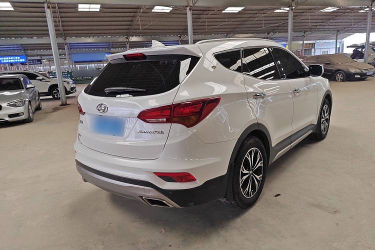 Used Hyundai Santa Fe 2017 2.0T Automatic Two-Wheel Drive Smart Version 7 Seats Exterior 3