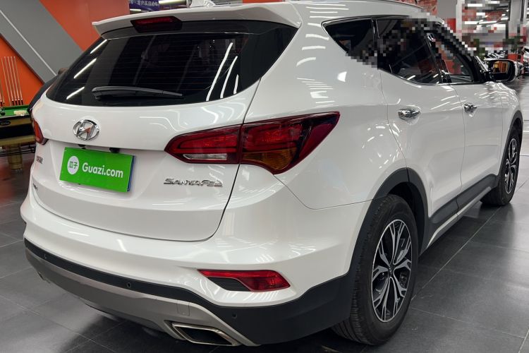 Used Hyundai Santa Fe 2017 2.0T Automatic Two-Wheel Drive Smart Version 7 Seats Exterior 3