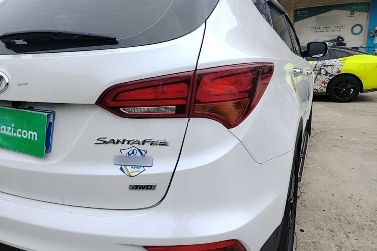 Used Hyundai Santa Fe 2017 2.0T Automatic All-Wheel Drive Smart 7-Seater Exterior 3