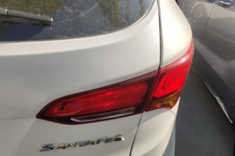 Used Hyundai Santa Fe 2017 2.0T Automatic Two-Wheel Drive Smart Version 7 Seats Exterior 3