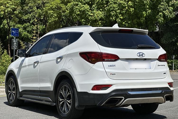 Used Hyundai Santa Fe 2017 2.0T Automatic All-Wheel Drive Smart 7-Seater Exterior 3